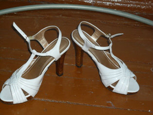 Продам: туфли черные с вышивкой и белые