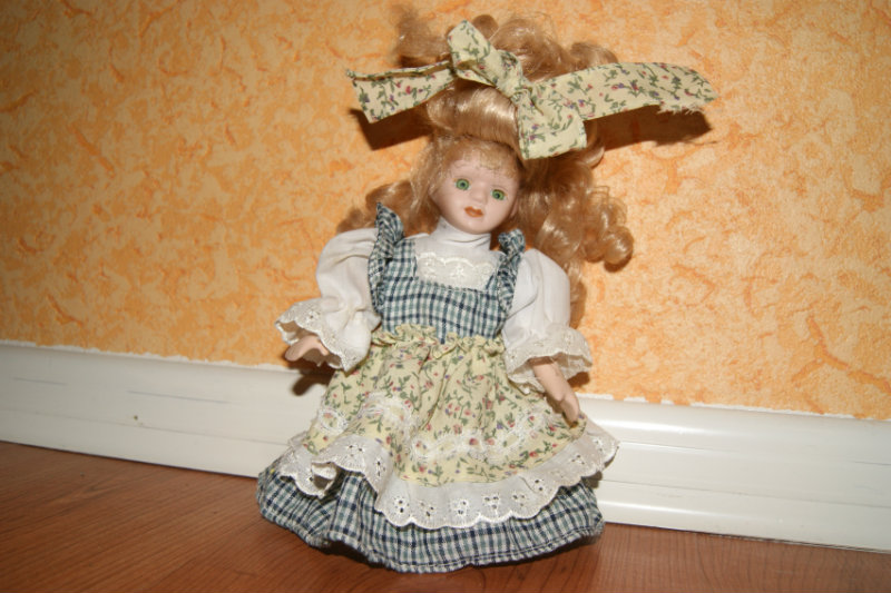 Продам: Милая фарфоровая кукла ищет свою хозяйку
