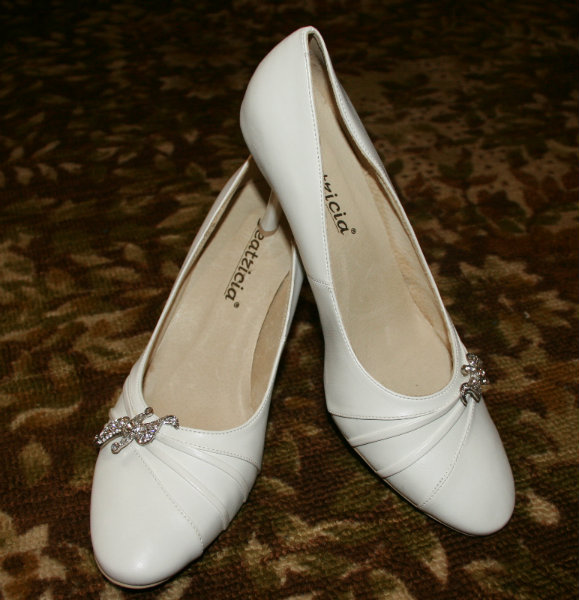 Продам: Белые туфли на шпильке