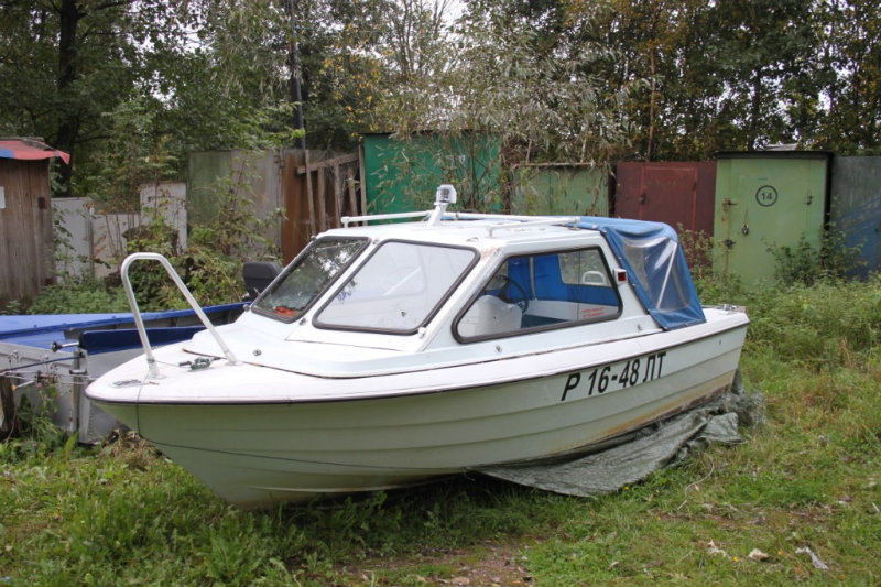 Катера купить бу недорого. Лодка Lami 490s. Финский катер полурубка. Финский катер с полурубкой. Пелла лодка с каютой.