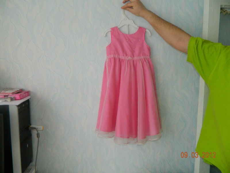 Продам: Нарядное платье на девочку 3-5 лет