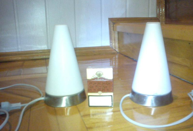 Продам: Светильник  и 2 лампы