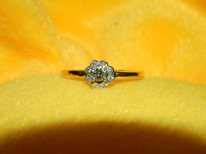 Продам: Продам кольцо с бриллиантами