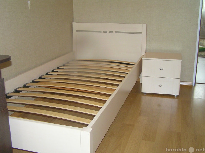 Продам: Кровать односпальная с тумбочкой