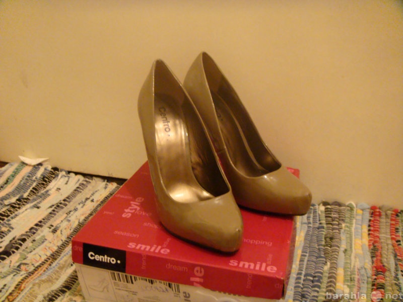 Продам: две пары женских туфелек(35-36 размер)