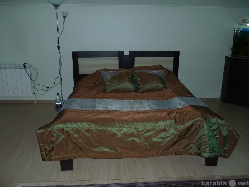 Продам: двухспальная кровать с матрасом