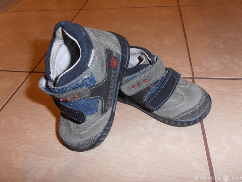 Продам: детские кроссовки