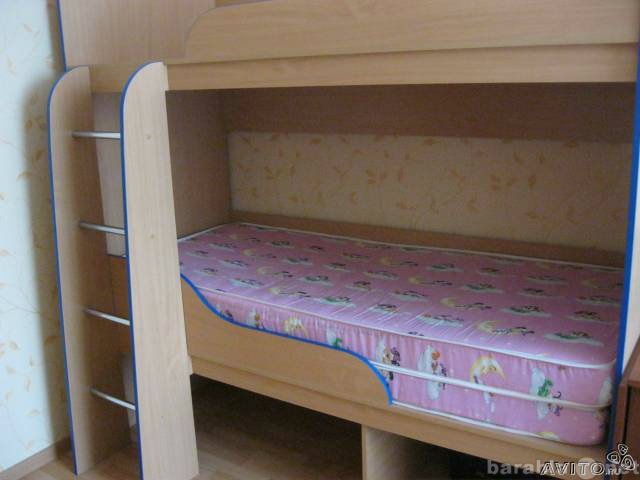 Продам: Двухъярусная кровать,2 прикроватные тумб
