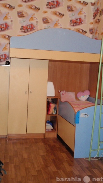 Продам: Двухярусная кровать с встроенными шкафам