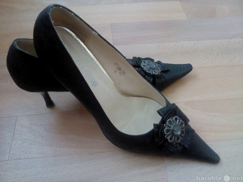 Продам: Туфли чёрные с цветком 37 р