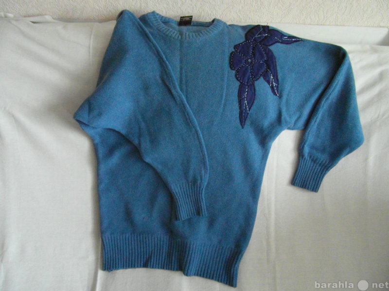 Продам: Яркоголубой женский свитер с аппликацией