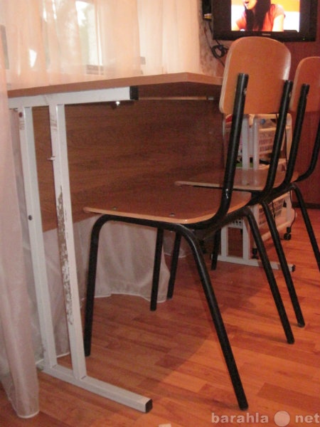 Продам: компьютерный стол, парта со стульями