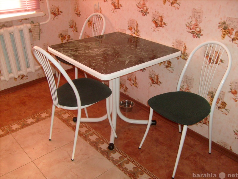 Продам: Обеденный стол 80см/80см и 3 стула