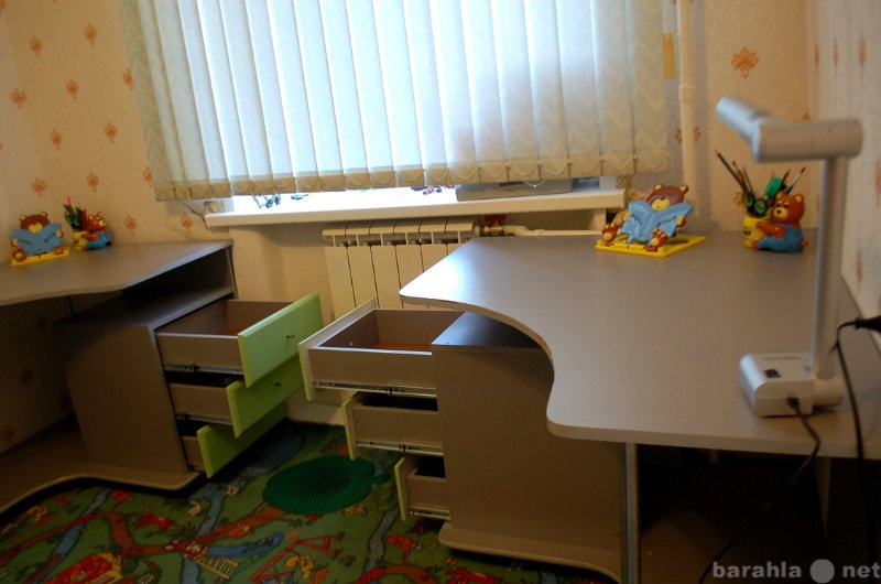 Продам: 2 угловых стола для школьников