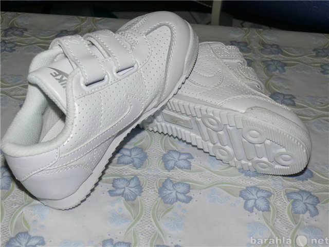 Продам: Кросовки белые новые Nike 18 см