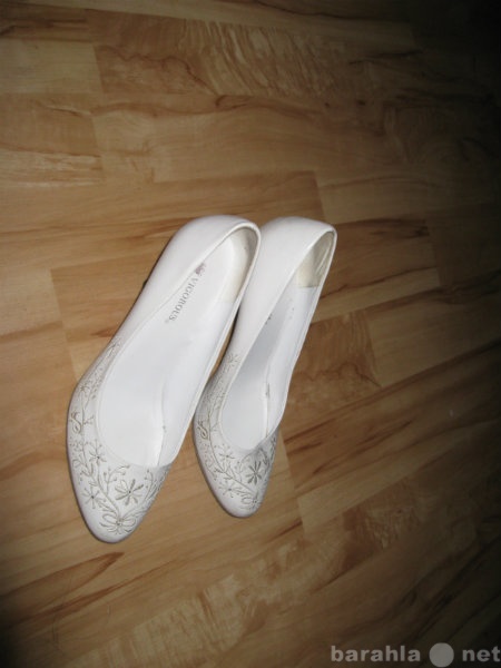 Продам: белые туфли