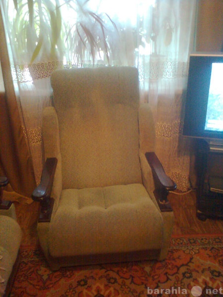 Продам: Мягкая мебель (диван и 2 кресла)