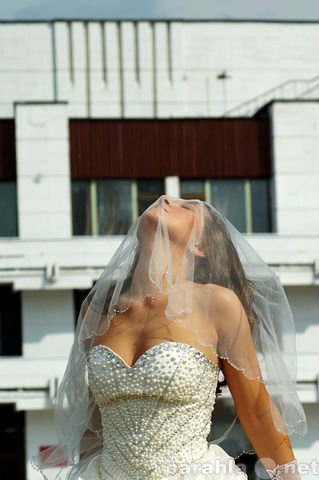 Продам: Свадебное платье со стразами и жемчугом