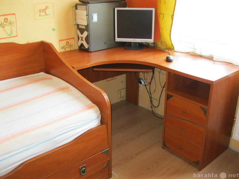 Продам: набор мебели подрост,кровать+стол+комод