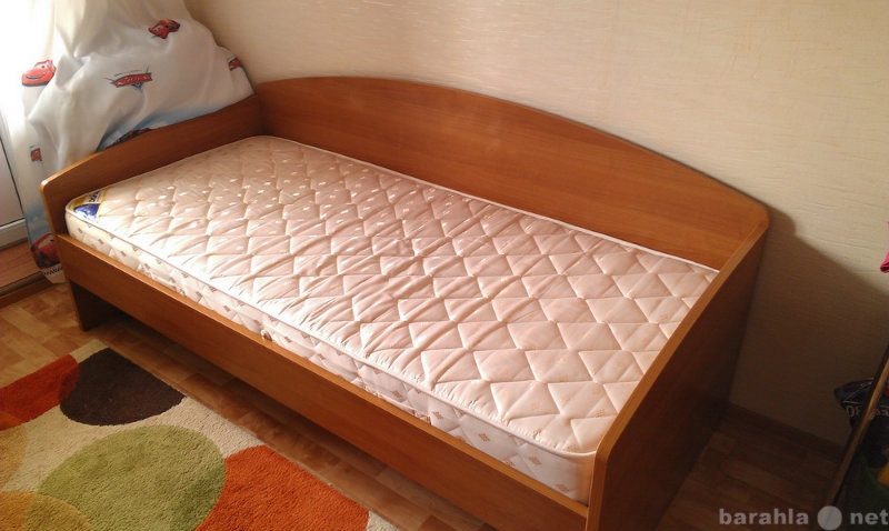 Продам: Большую односпальную кровать с матрасом
