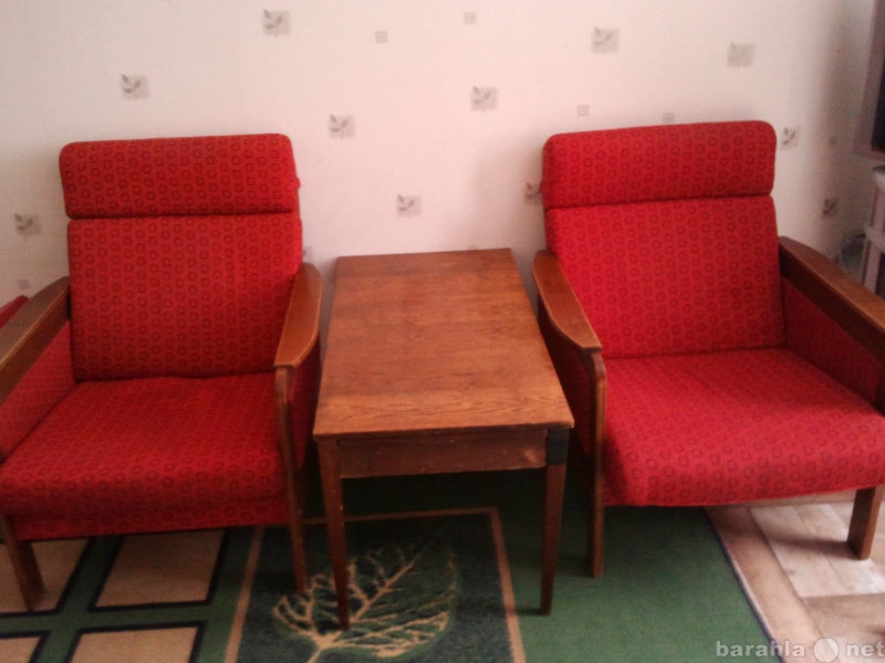 Продам: 2 кресла + журнальный столик