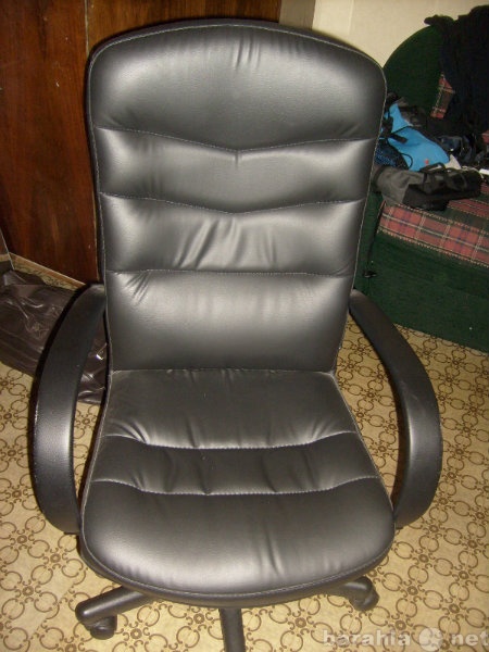 Продам: Компьютерное кресло, обивка из кожзамени