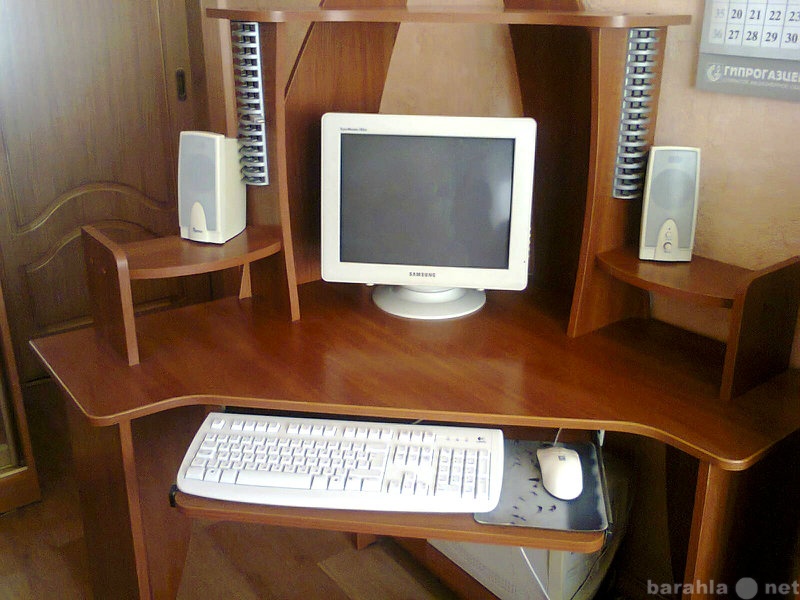 Продам: Компьютерный угловой стол