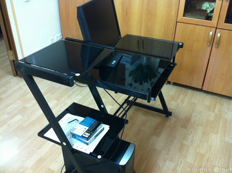 Продам: Стеклянный компьютерный стол