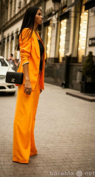 Продам: Ярко оранжевый деловой костюм