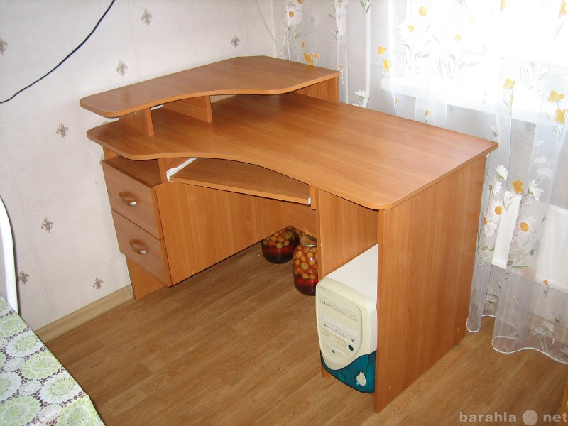 Продам: Компьюторный стол со шкафом в комплекте.