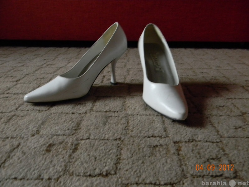 Продам: туфли белые на шпильке