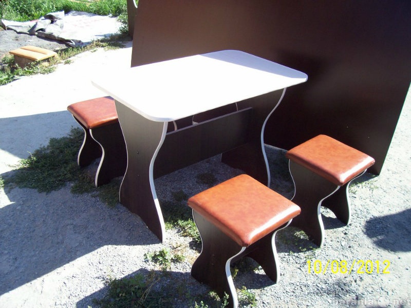 Продам: Обеденный стол+4 табуретки
