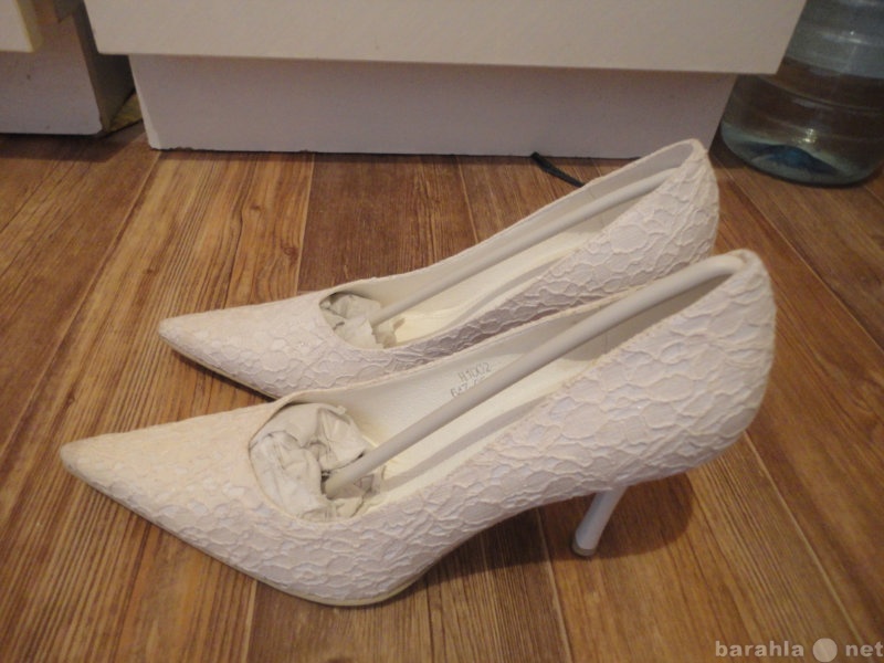 Продам: Продам туфли белые размер 38,5