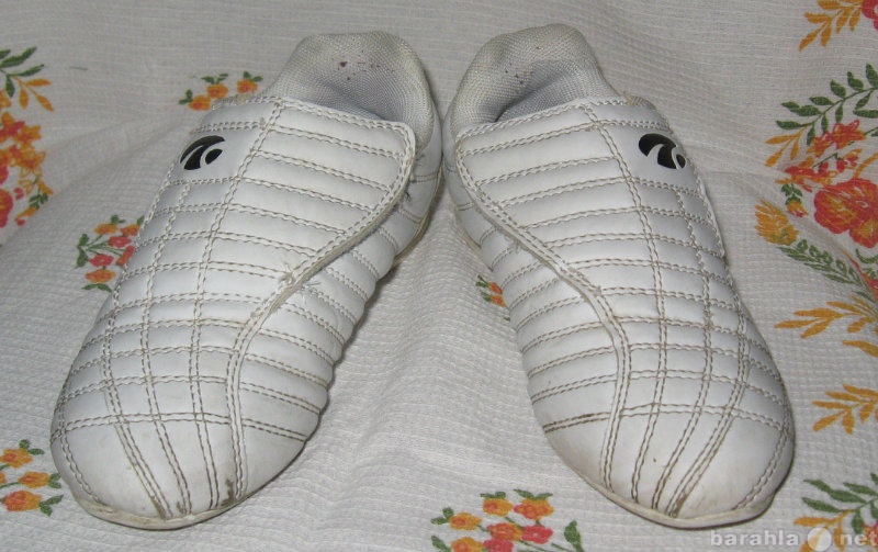 Продам: Детские белые кроссовки, унисекс