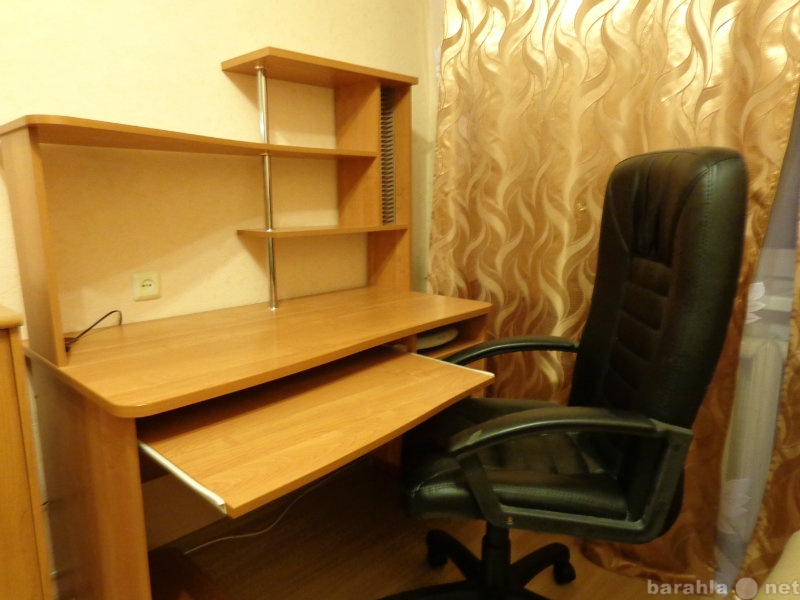 Продам: компьютерный стол и два кожаных кресла
