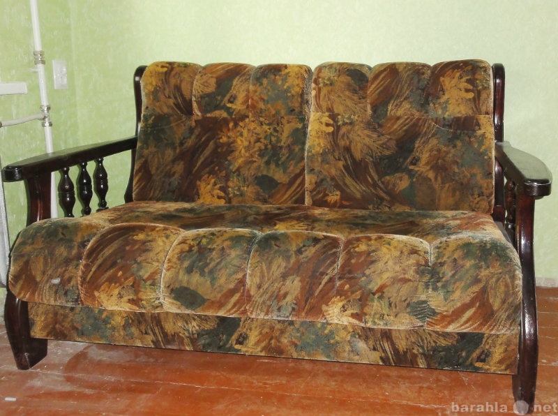 Продам: Диван-кровать с деревянными подлокотника
