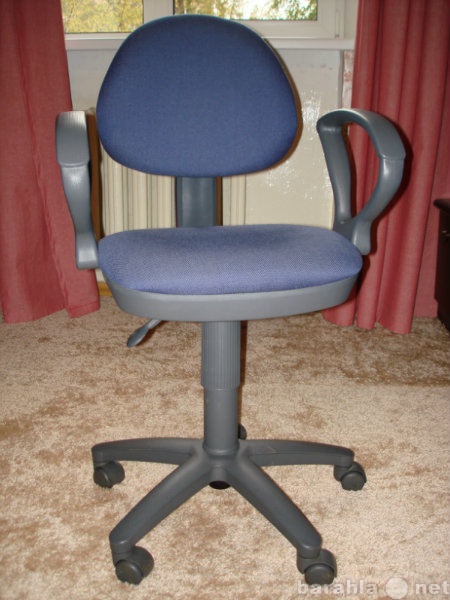 Продам: Офисный стул с подлокотниками