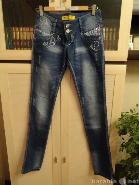 Продам: Новые джинсы на девушку