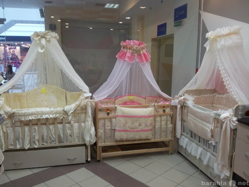 Детские коляски и кроватки. Кроватки для новорожденных. Красивые кроватки для новорожденных. Малыш в кроватке.