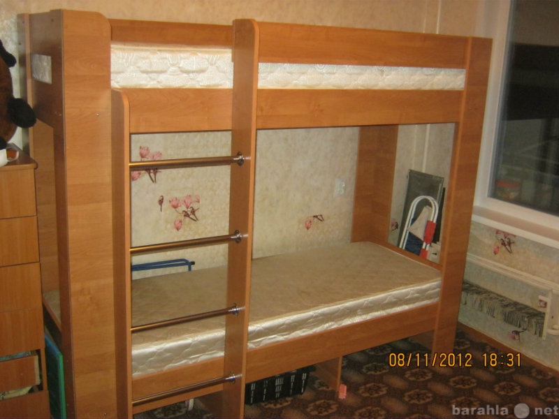 Продам: Детская двухъярусная кровать+матрасы!