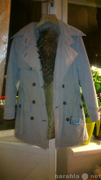 Продам: Утеплённое пальто с меховым воротником