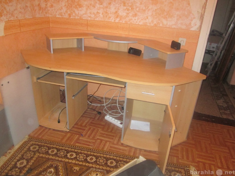 Продам: УГЛОВОЙ компьютерный стол