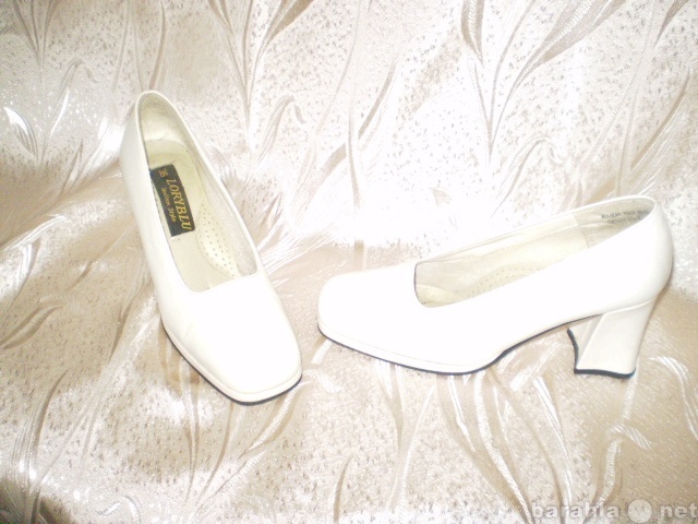 Продам: Белые туфли на оригинальном каблуке
