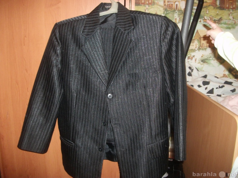 Продам: Продам костюм блестящий черный на 140см