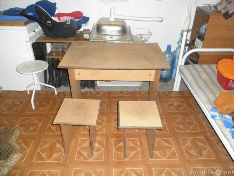 Продам: Продам стол и 2 табуретки для дачи