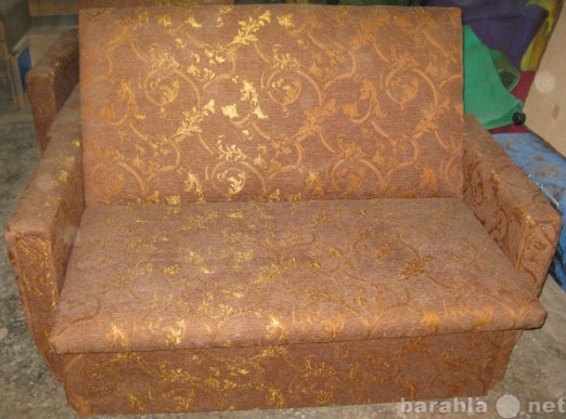 Продам: Диван-кровать с золотистыми узорами