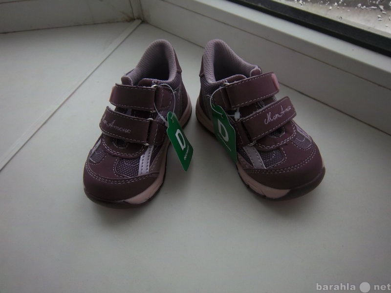 Продам: детские кроссовки на девочку