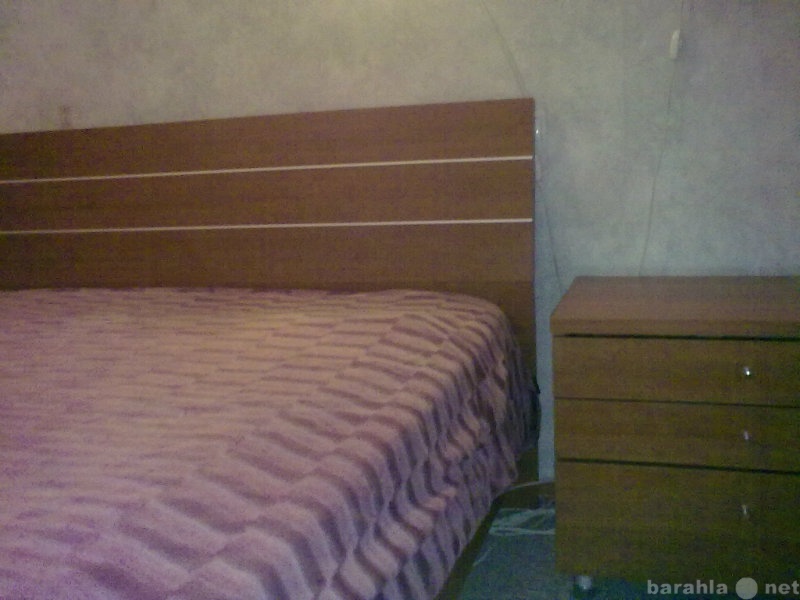 Продам: 2-х спальную кровать и тумбу