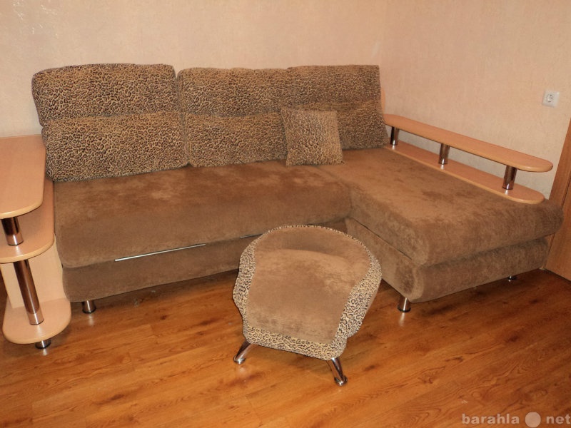 Продам: Стильный диван с оттоманкой + пуф