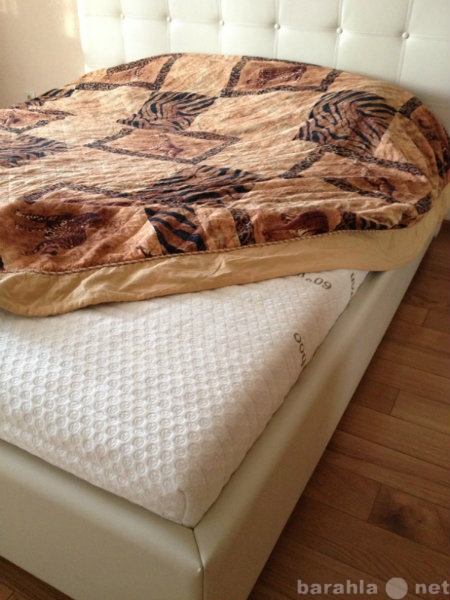 Продам: Двуспальная кровать с матрасом